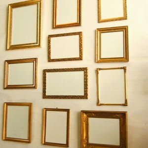 Colección de 11 hermosos marcos dorados antiguos (principios de 1900), con pestañas flexibles y tablero de respaldo: llena una pared con una galería de marcos.