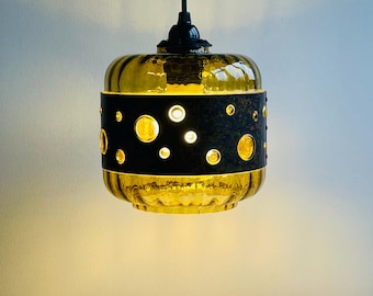 Mid-Century brutalistische Deckenlampe aus grün farbigem Glas und Kupfer. Design by NannyStill. BOHO Stil der 1960er Jahre.