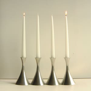 Ensemble de 4 bougeoirs Art Déco de Just Andersen des années 1940 - design minimaliste élégant et raffiné.