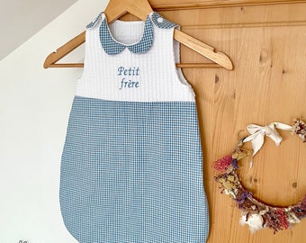 Bestickter Schlafsack mit Vichy-Karo und Peter-Pan-Kragen, erhältlich in Sommer-, Übergangs- und Winterausführungen sowie in verschiedenen Farben.