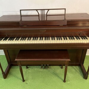 Lester Piano Company Betsy Ross Spinet Vintage Piano