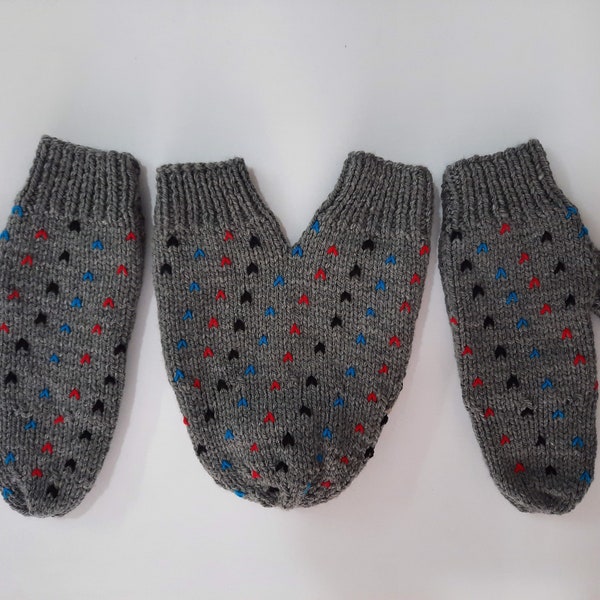 Paar Handschuhe Handgemacht aus Wolle gestrickt kleine Herzen Muster in Grau, Handhandschuhe für Sie und Ihn, Geschenk für Winterhochzeitsliebhaber