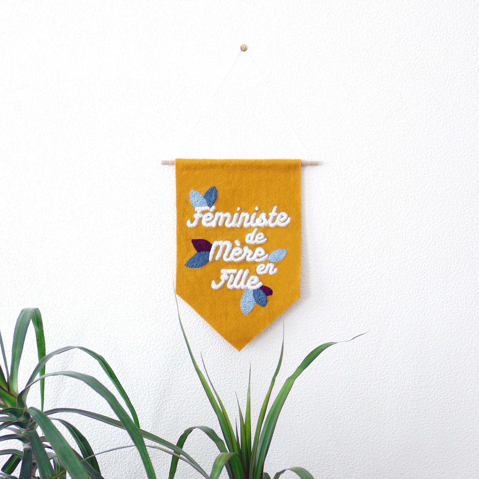 Bannière Feministe Fanion Brodée à La Main en France Jaune Pour Décoration Murale