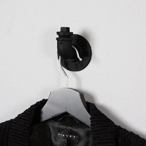 Schwarzer Wandhaken - Karl Jet Black - matt,  im industriellen Design