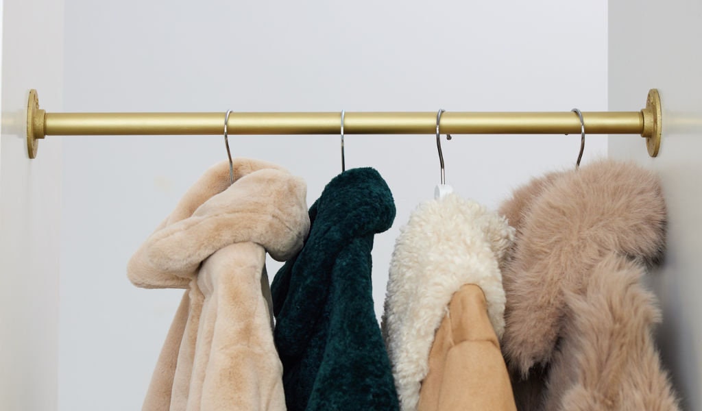 Clothes rail between two walls new arrivals