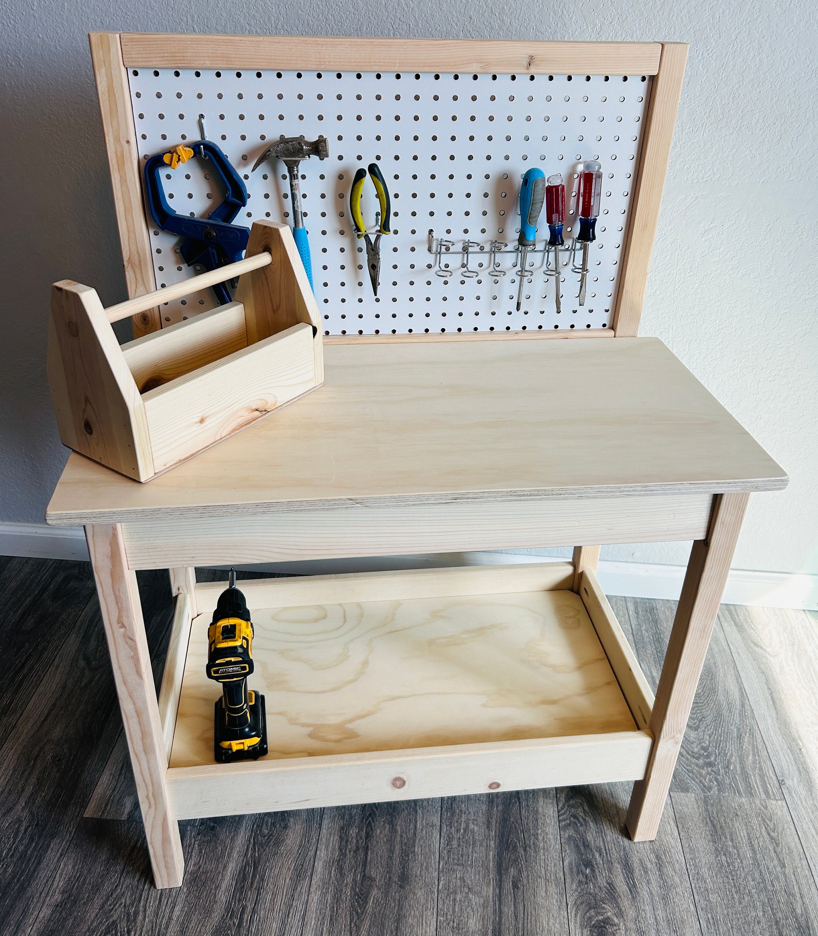 Easy DIY Garage Workshop Workbench