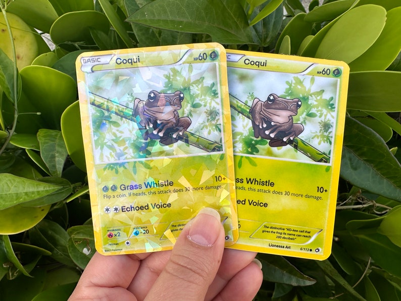 K&ouml;nnte beinhalten: Zwei gelbe Pokemon-Sammelkarten mit einem Comic-Frosch mit brauner Haut und gro&szlig;en Augen. Die Karten sind mit "Coqui" betitelt und haben einen gr&uuml;n-gelben Hintergrund. Die Karten haben den Text "Grass Whistle" und "Echoed Voice" auf sich.