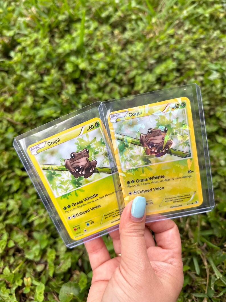 K&ouml;nnte beinhalten: Zwei Pok&eacute;mon-Sammelkarten mit dem Pok&eacute;mon Coqui. Die Karten sind gelb und gr&uuml;n mit einem Bild eines Frosches auf jeder Karte. Die Karten haben den Text "Grass Whistle" und "Echoed Voice" auf sich.