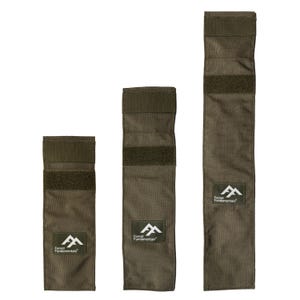 Puede incluir: Tres bolsas verde oliva de diferentes longitudes, cada una con cierre de velcro y un parche rectangular con el texto "Forest Fundamentals" y un logotipo de montaña. Las bolsas están hechas de una tela duradera y texturizada.