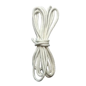 Puede incluir: Un cordón de algodón blanco, enrollado y anudado, listo para proyectos de manualidades.