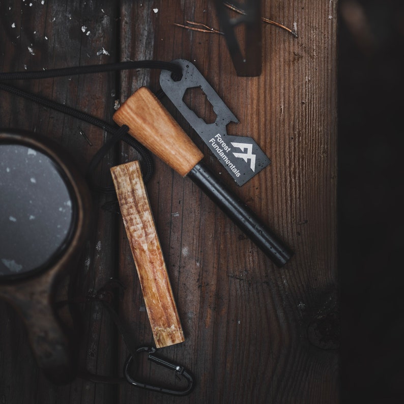 Encendedor artesanal™ / Encendedor de varillas de ferrocerio y percutor / Yesca de madera de olivo / Hecho a mano, mango torneado de madera, cordón de piel de vaca / Acampada en la naturaleza imagen 2