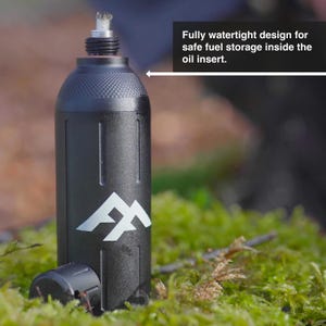 Puede incluir: Un inserto de aceite negro con un logotipo blanco y una tapa de rosca. El texto de la imagen dice: "Diseño totalmente hermético para un almacenamiento seguro de combustible dentro del inserto de aceite."