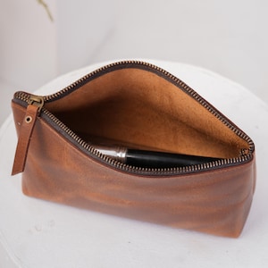 Pochette per il trucco in pelle per le spose Borsa da toeletta in pelle per le donne Pochette per il trucco a cupola in pelle personalizzata per le donne Kit da viaggio Regalo di Natale sotto i 20