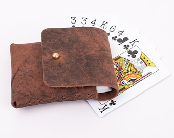 Estuche de cuero personalizado para cartas de juego, estuche de cuero para baraja de cartas de póker, regalo de San Valentín por menos de 20 USD para amantes de los juegos.