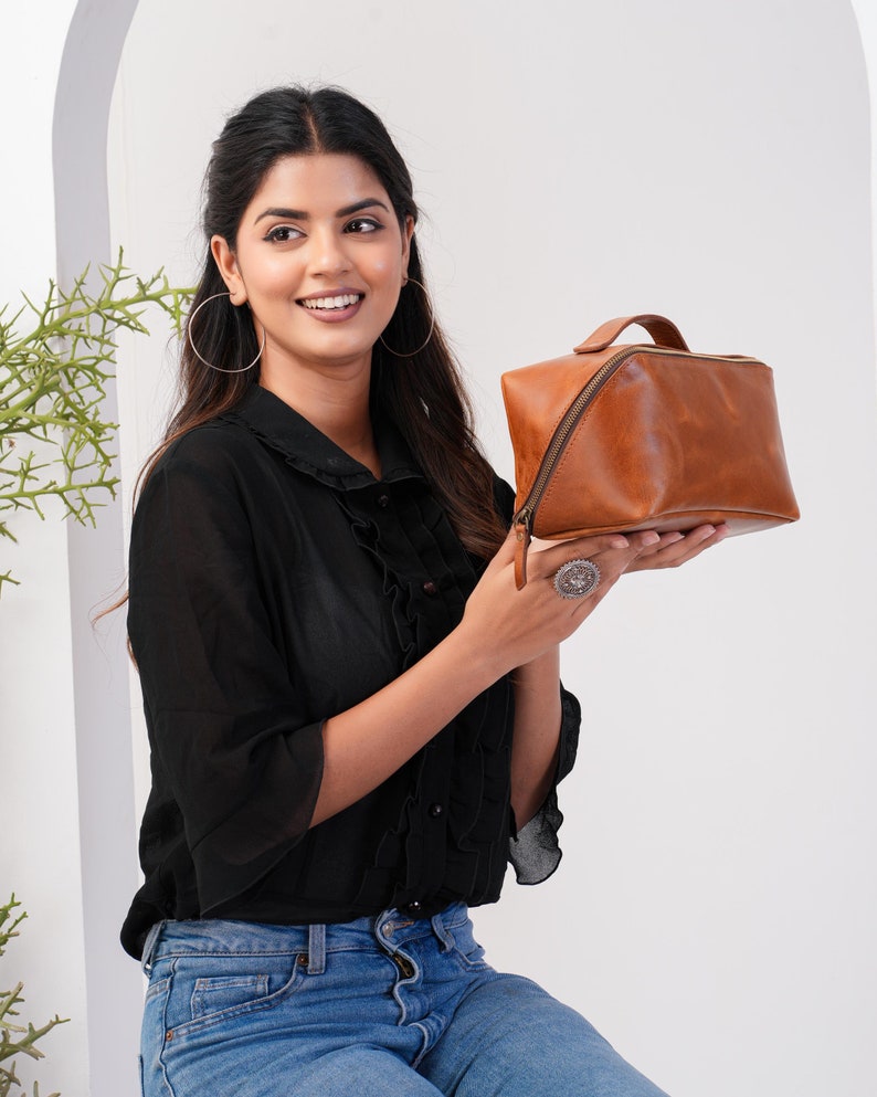 Custom Makeup Bag, Make up Bag, Bridesmaid Gift, Bridesmaid Proposal, Womens Toiletries Bag, Makeup Bag Organizer, Toiletry Bag Women, Leather Toiletry Bag, Make up Bag, Leather Make up Bag, Leather Dopp Kit, Bridal Cosmetic Bag,