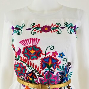 Besticktes mexikanisches Kleid, Chiffon Kleid mit Blumenmuster