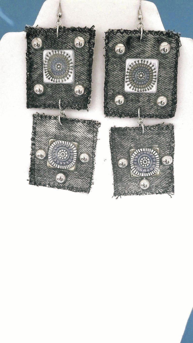 Faded black earrings with silver studs afbeelding 2