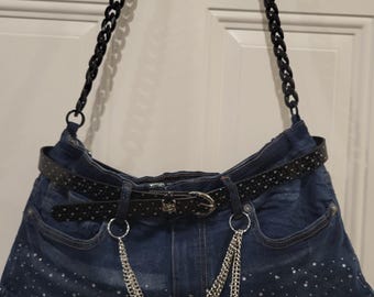Schoudertas van gerecycled denim met strass-steentjes, Y2K grunge jeans tas, opnieuw gemaakte denim totebag met glinsterende riem en kettingen, duurzame draagbare kunst
