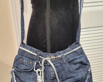Gerecyclede Y2K blauwe denim crossbodytas met zilverkleurige gevlochten details.