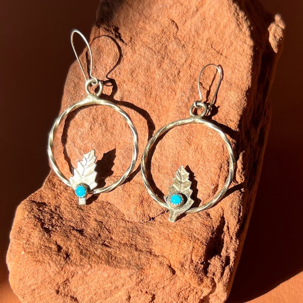 Boucles d'oreilles pendantes corde torsadée Navajo avec détails feuille de turquoise