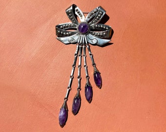 Broche de amatista Taxco con dijes colgantes / Broche extragrande de lazo de cinta de plata 980 con amatista morada, década de 1940
