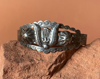 Puño Fred Harvey / Puño de plata estampado con gorro de plumas de nativos americanos de la era Harvey
