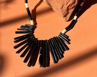 Collar babero con rama de coral negro hawaiano y detalles de nácar