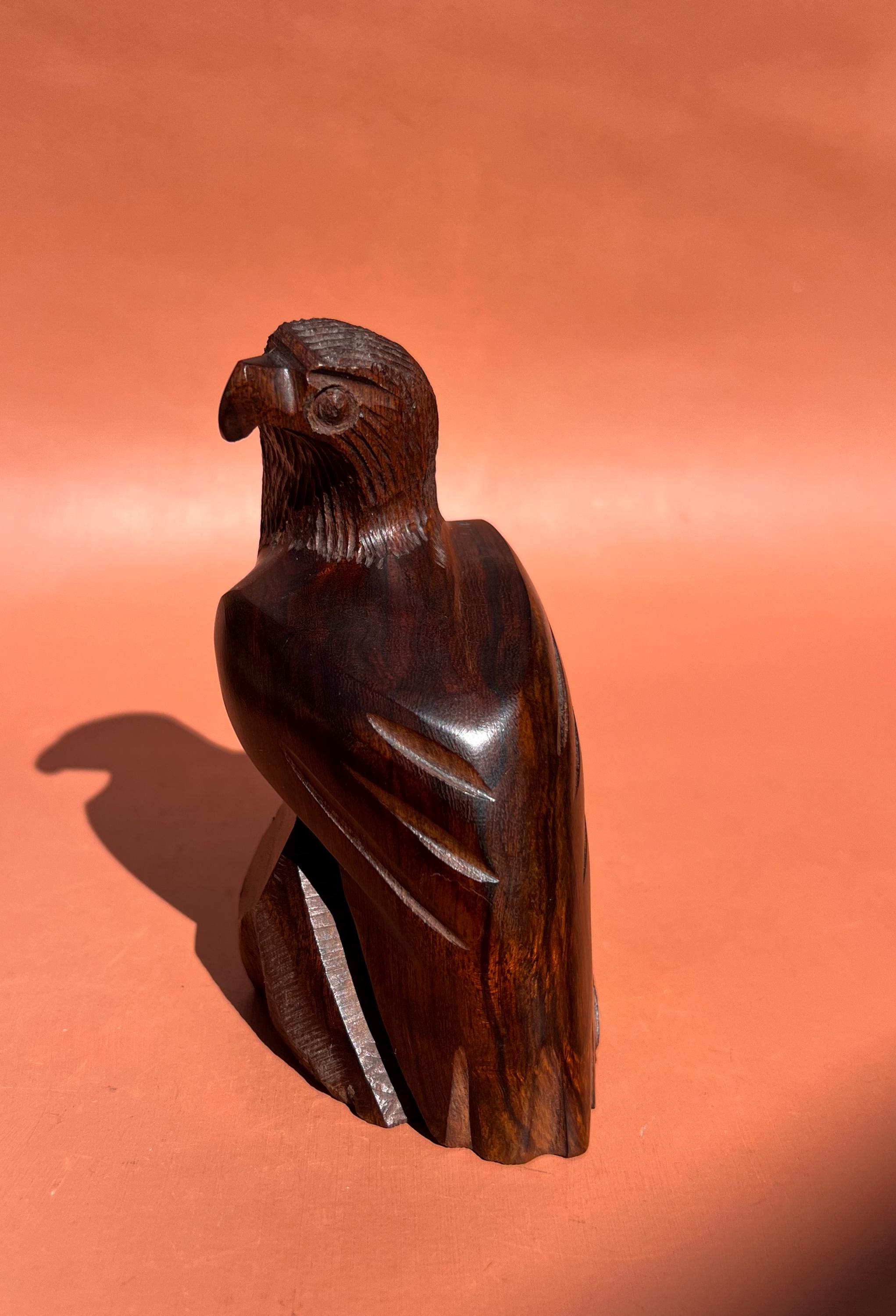 アイアンウッド彫刻の鷲 | 木彫りの白頭鷲の像 - Etsy 日本