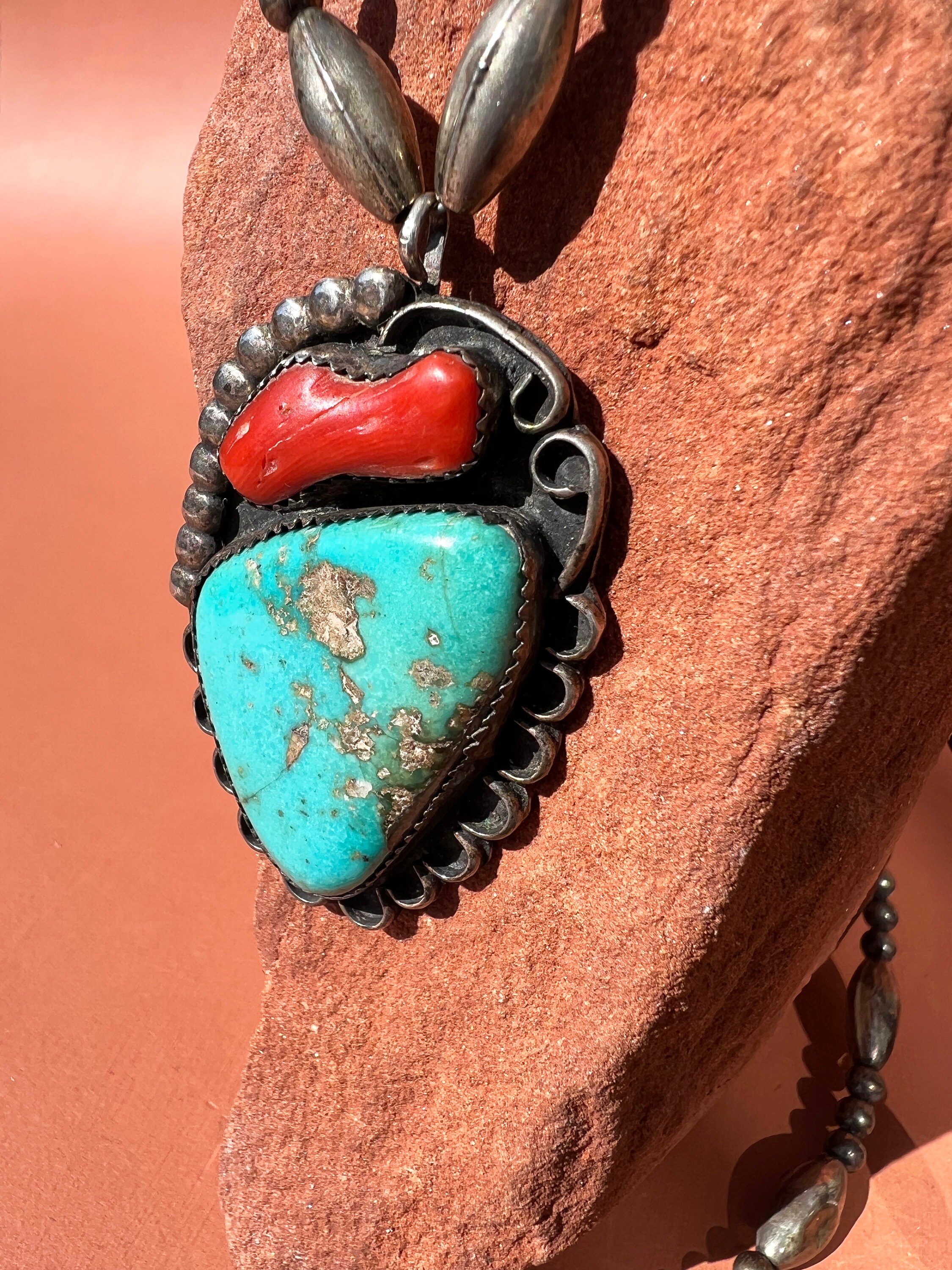 ターコイズとコーラルのネイティブアメリカンベンチビーズスターリング
