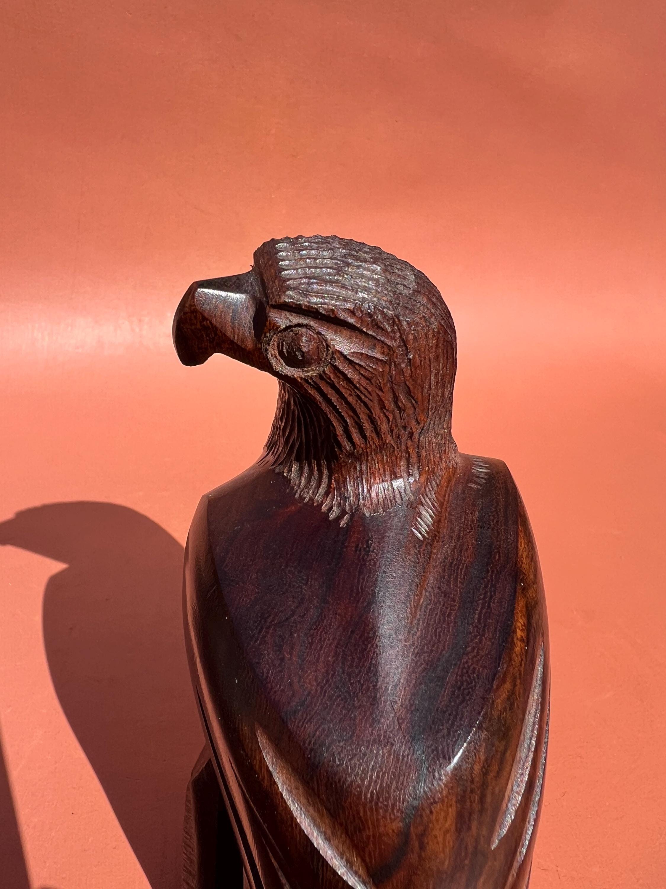 アイアンウッド彫刻の鷲 | 木彫りの白頭鷲の像 - Etsy 日本