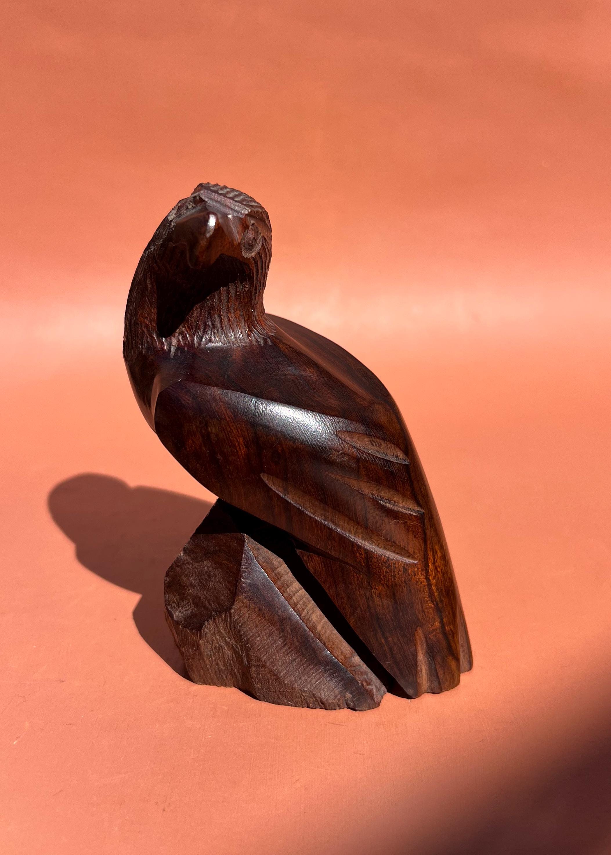 アイアンウッド彫刻の鷲 | 木彫りの白頭鷲の像 - Etsy 日本