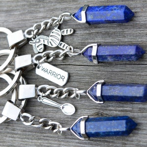 Porte-clés avec pendentif en cristal de lapis-lazuli | Cadeau maladie chronique | Cuillère | Douleur chronique, SED, endométriose | Charm zèbre, guerrier ou cuillère