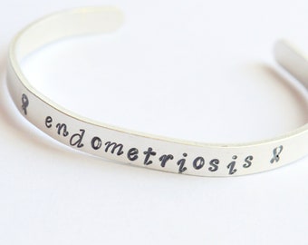 Endometriose Bewusstsein Manschette Armband / Endo Krieger handgestempelt Manschette Armreif. Fürsorgliche Endo Geschenk, handgestempelt Selbstpflege Schmuck.