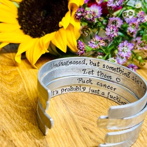 Bracelet personnalisé, message caché - Bracelet personnalisé estampé à la main. Bijoux martelés motivants