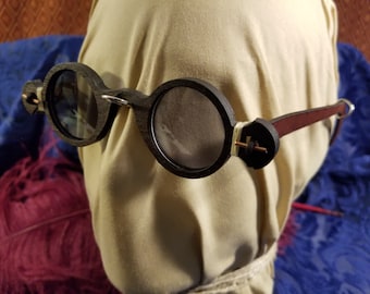 木製の「海賊」スタイルのサングラス。海賊フェアやルネッサンスフェアにぴったりです。