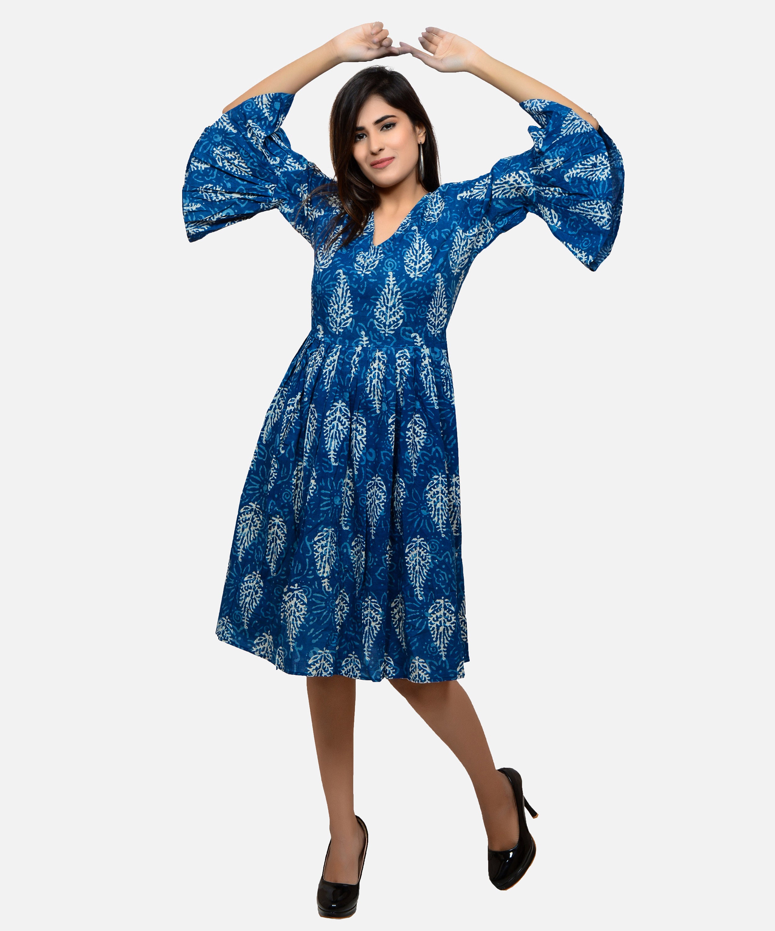 Indien imprimé blanc cassé coton sans manches tunique avec pompon Kurtis Tops ethniques Indien imprimé blanc cassé coton sans manches tunique avec pompon Kurtis Tops ethniques