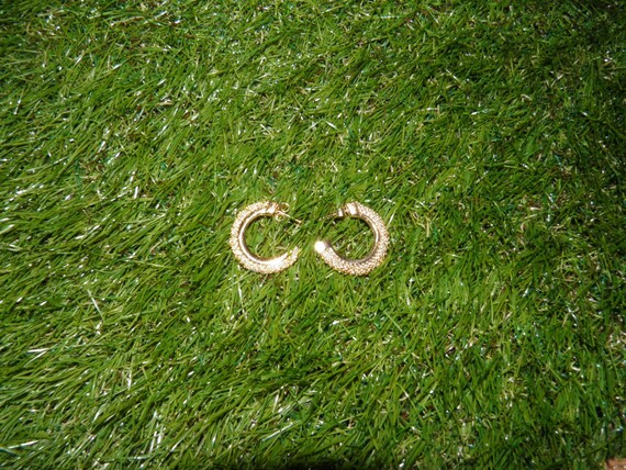 VINTAGE Golden hoops with filigree embellishments.