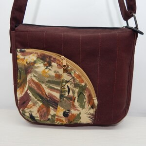 Burgunderfarbene Upcycled Crossbody Bag für Frauen - Kleine handgefertigte Geldbörse
