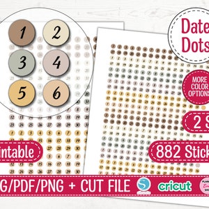 Könnte beinhalten: Druckbare Datums-Punkt-Aufkleber in sechs verschiedenen Farben. Die Aufkleber sind in einem Rastermuster mit den Zahlen 1-31 angeordnet. Der Text "Date Dots" befindet sich in einer großen Schriftart oben im Bild. Der Text "882 Stickers" befindet sich in einer großen Schriftart unten im Bild. Der Text "2 Size" befindet sich in einer großen Schriftart in der unteren rechten Ecke des Bildes. Der Text "More Color Options" befindet sich in einer kleineren Schriftart in der oberen rechten Ecke des Bildes.