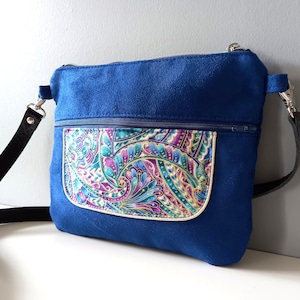 Kleine königsblaue Musette-Tasche, feiner goldener Stoff und violette Arabesken, abnehmbarer Schulterriemen aus Leder