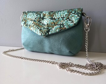 L'Audacieuse light green, green leaves and gold, magnetic belt bag