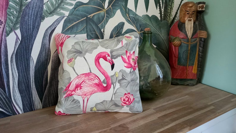 Housse de coussin flamant rose, fleur de lotus image 1