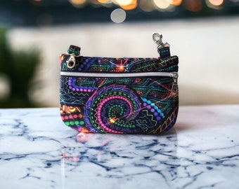 Hipbag psychédélique motifs multicolores, lumière UV blacklight, sac ceinture mousqueton, sac banane rave party