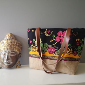 Bolsa de ombro pequena, serapilheira, batik Bali, alças de couro