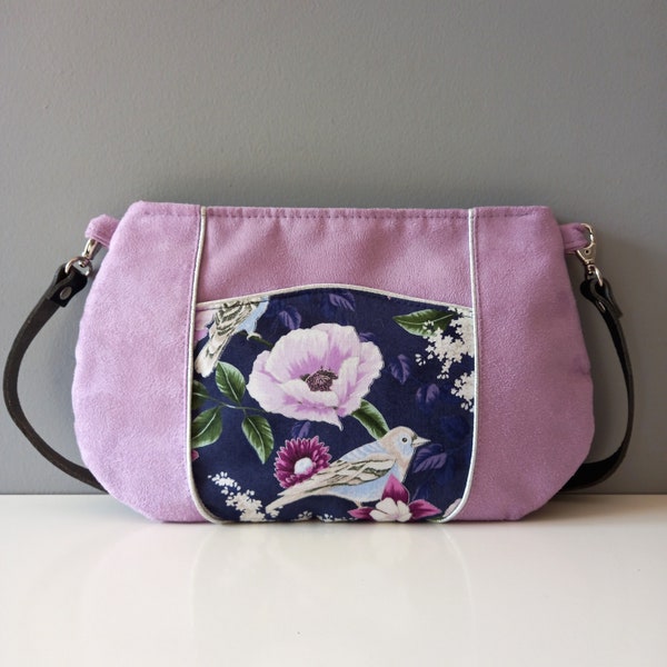 Petit sac La Neauphléenne parme lilas, tissu fin fleurs et oiseau, anse en cuir unique