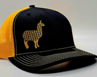Gorra de camionero con logo de llama en negro y dorado