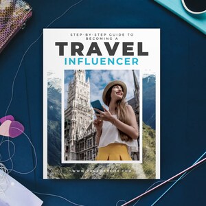 Puede incluir: Una gu&iacute;a blanca y azul con el texto "Gu&iacute;a paso a paso para convertirte en un influencer de viajes" y una foto de una mujer con sombrero mirando hacia arriba a un edificio alto.