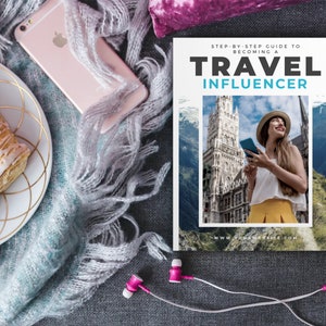 Puede incluir: Un folleto blanco con el texto "Gu&iacute;a paso a paso para convertirte en un influencer de viajes" y una foto de una mujer con una camisa blanca y una falda amarilla sosteniendo un tel&eacute;fono frente a un edificio.