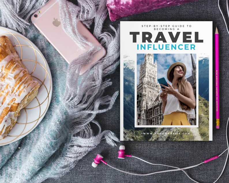 Puede incluir: Un folleto blanco con el texto "Gu&iacute;a paso a paso para convertirte en un influencer de viajes" y una foto de una mujer con una camisa blanca y una falda amarilla sosteniendo un tel&eacute;fono frente a un edificio.