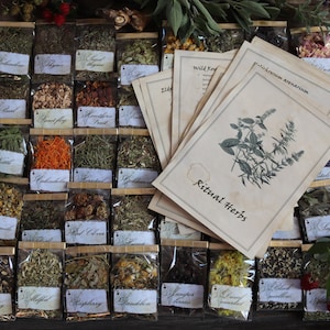 Hexenkit, 50 Wicca Kräuter, Zauberhafte Ritualkräuter, Buch der Schatten, Grimoire, Hexenkräuter, Kräuterset, Altes Papier, Hexenkit